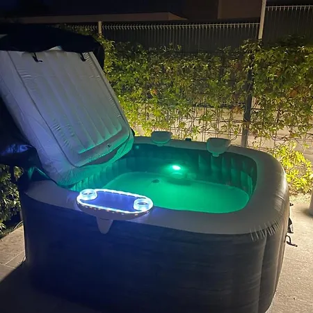 게스트하우스 Maison De Caractere Avec Jacuzzi Fréjus